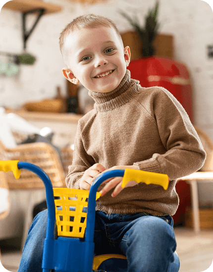 criança autista no triciculo