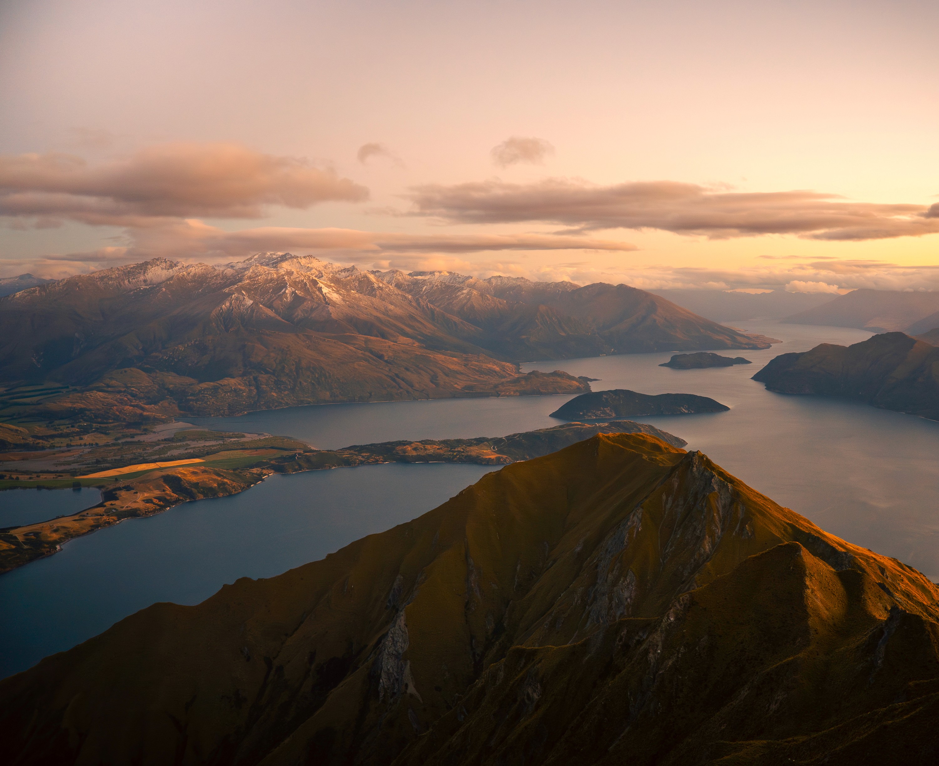 Paysage depuis Roy’s Peak en Nouvelle-Zélande avec vue sur le lac et les montagnes au lever du soleil, photographie de voyage par Robin Masson