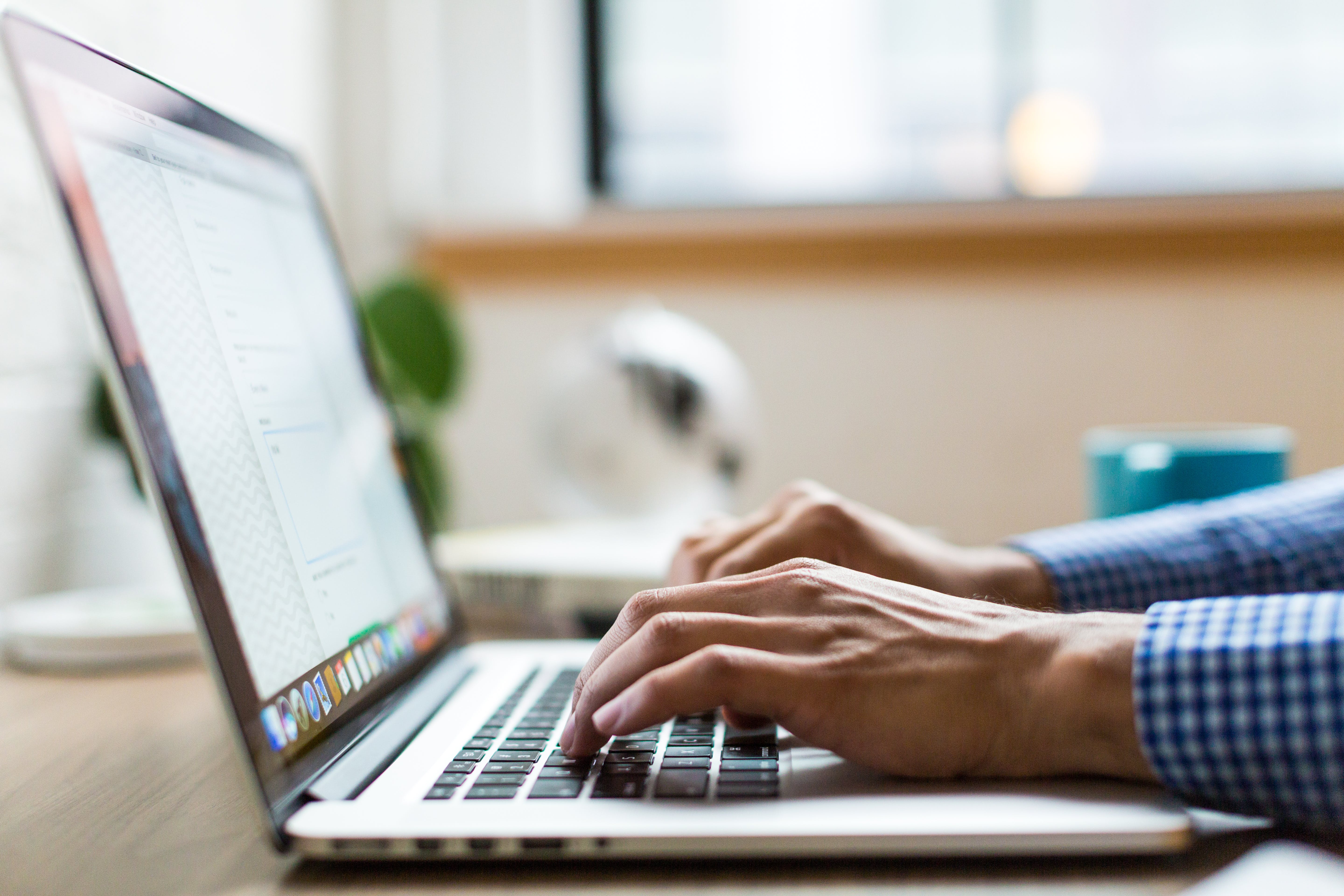 Person using macbook sending cold emails