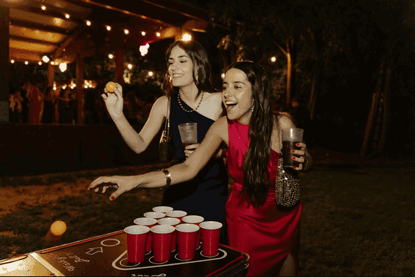 Universitarios jugando beerpong en una graduación en Barcelona