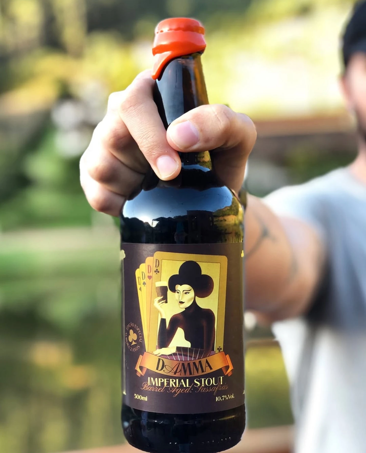 Cerveja Damma Imperial Stout envelhecida em Sassafrás