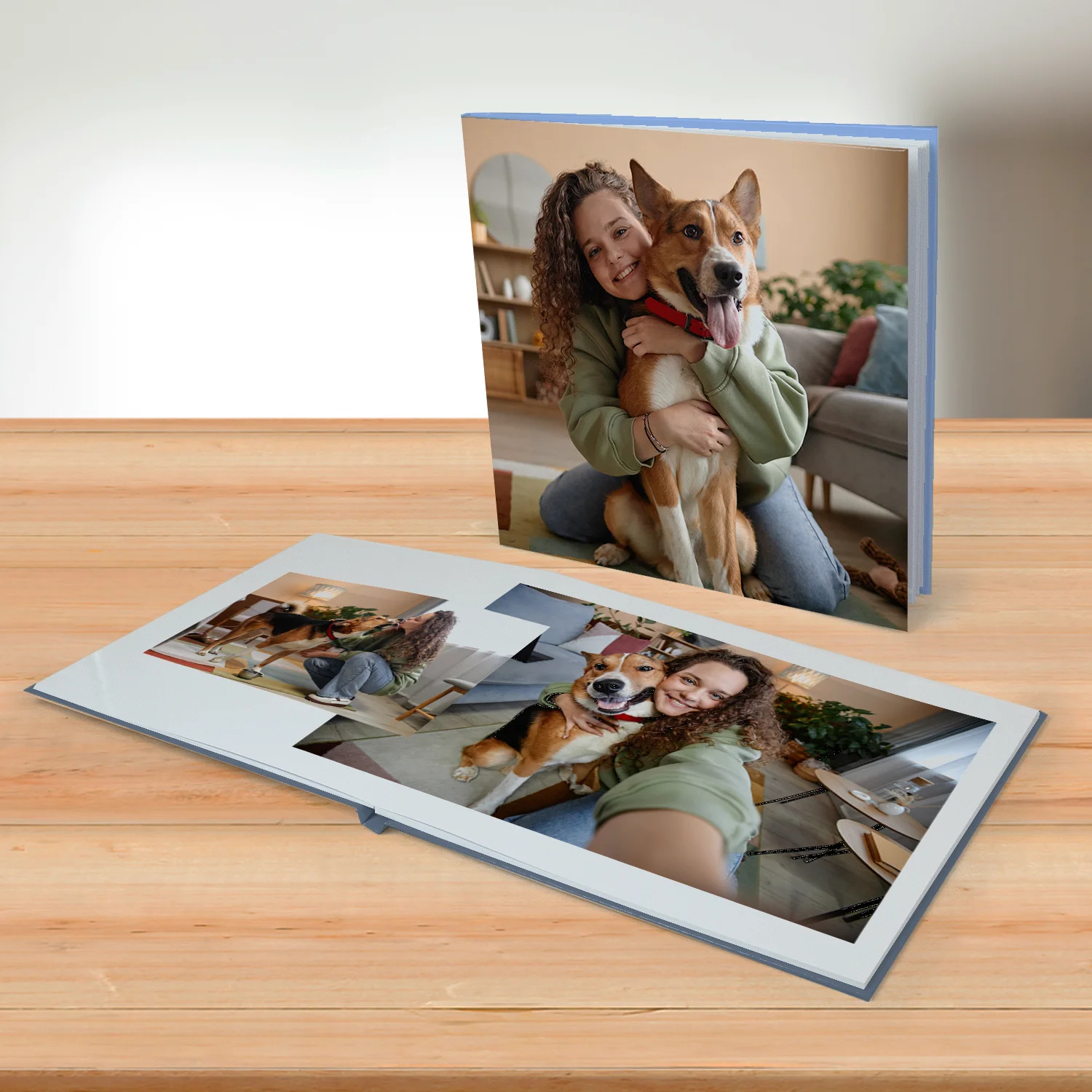 Fotolivro de capa dura no tamanho 15x21cm aberto e fechado em loop.