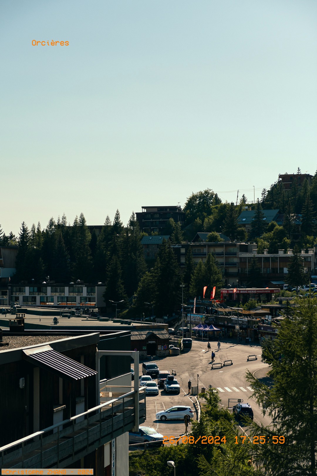 Station d’Orcières avec une ambiance estivale ensoleillée.