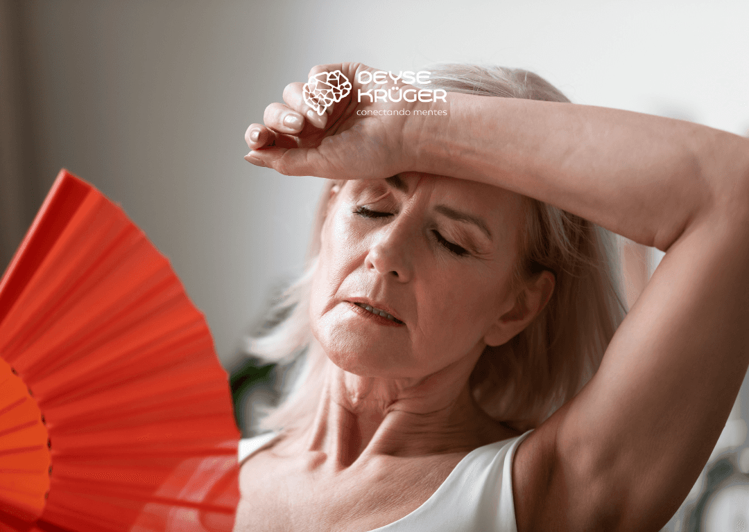 mulher com fogachos da menopausa