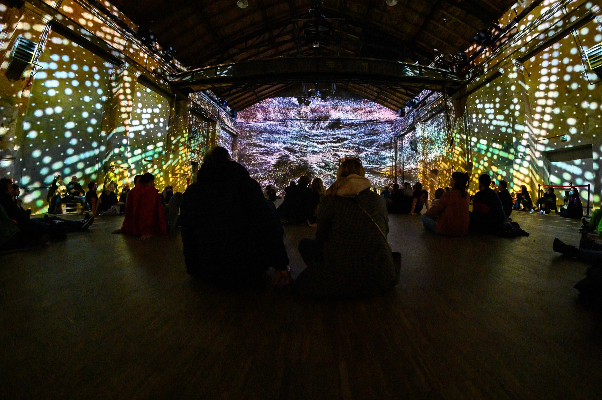 fluctuating light - interior projection mapping performance