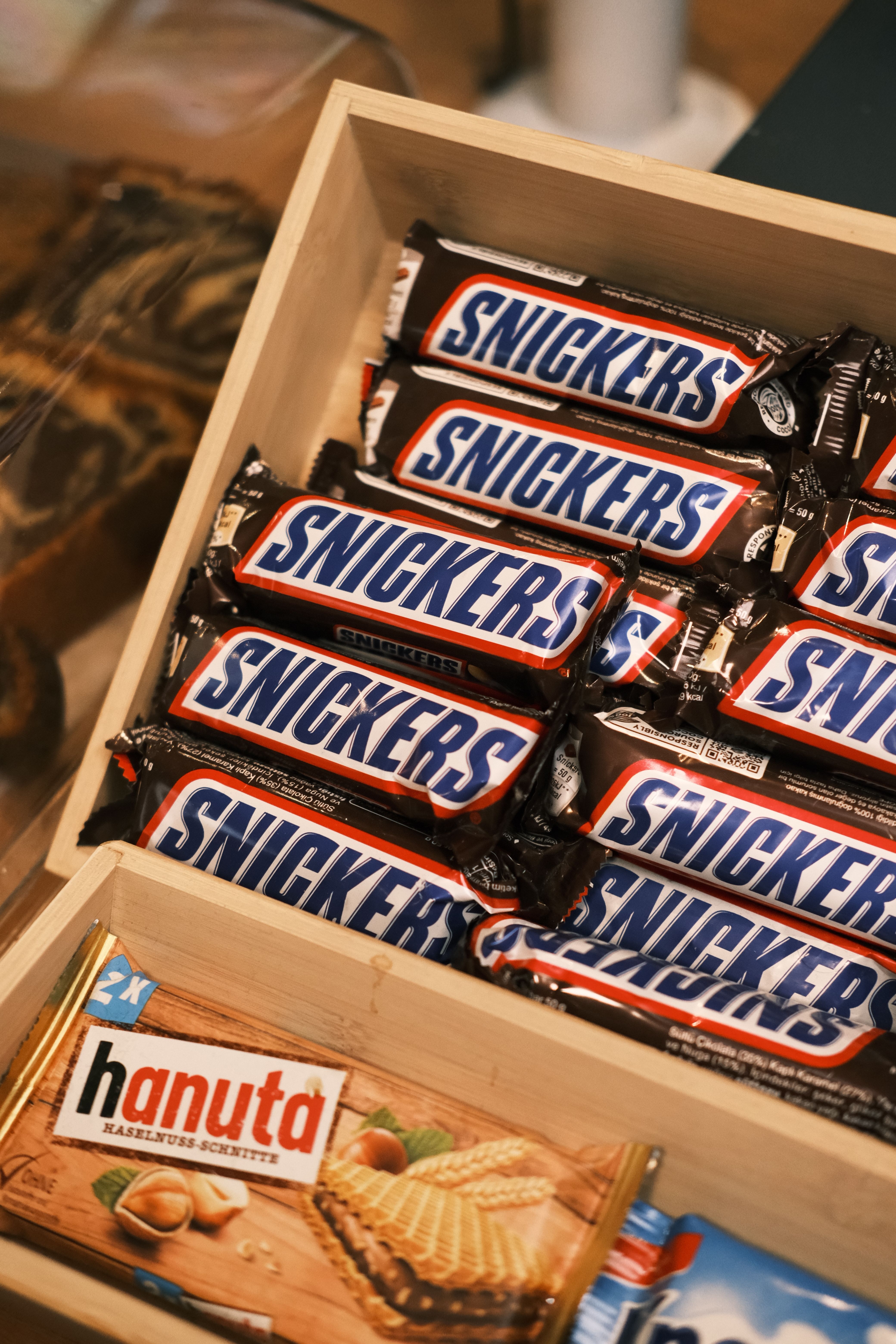 Snickers-Schokoriegel in einem Holzregal
