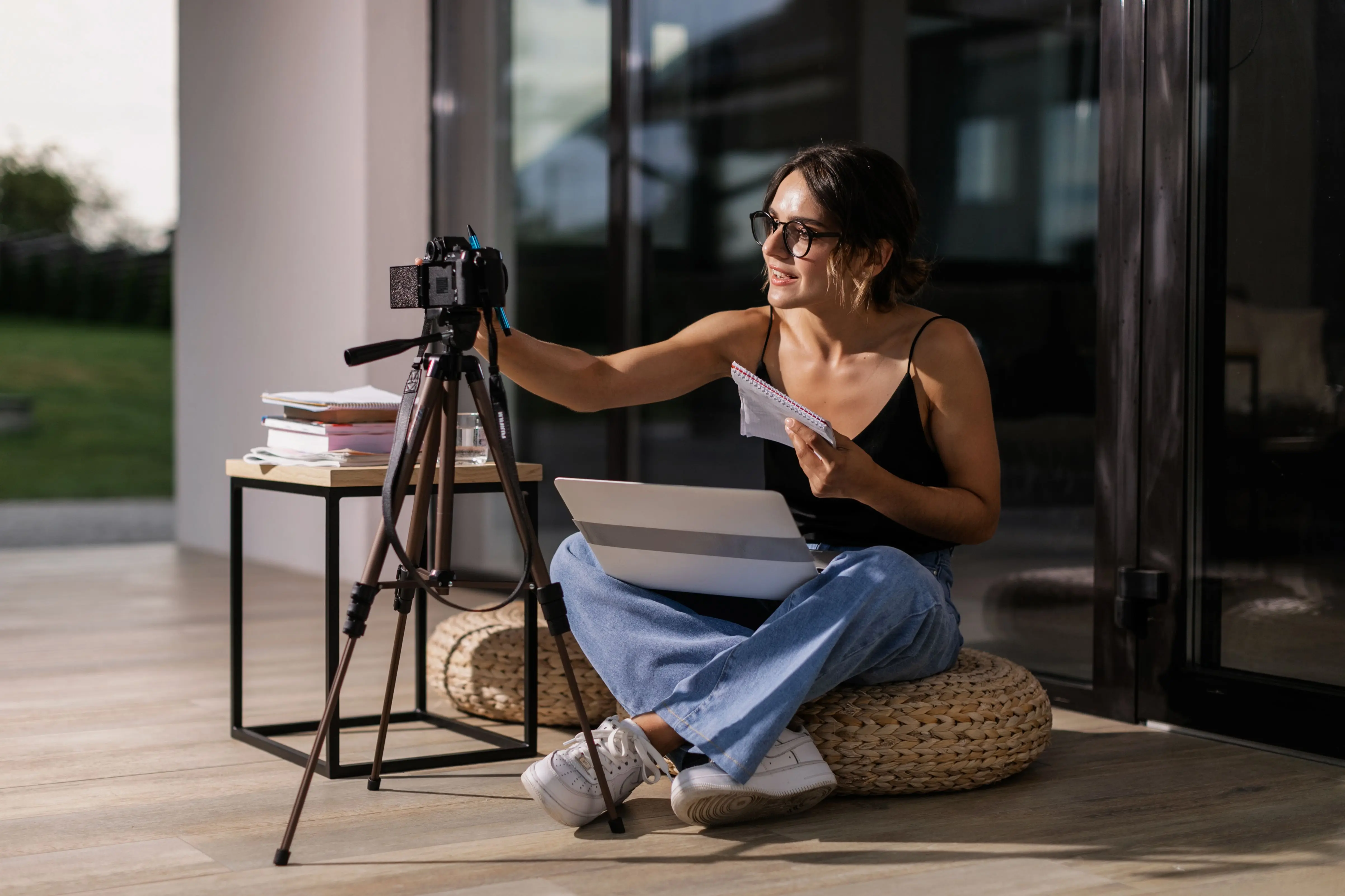 Creadora de contenido en Pamplona preparando una grabación con cámara