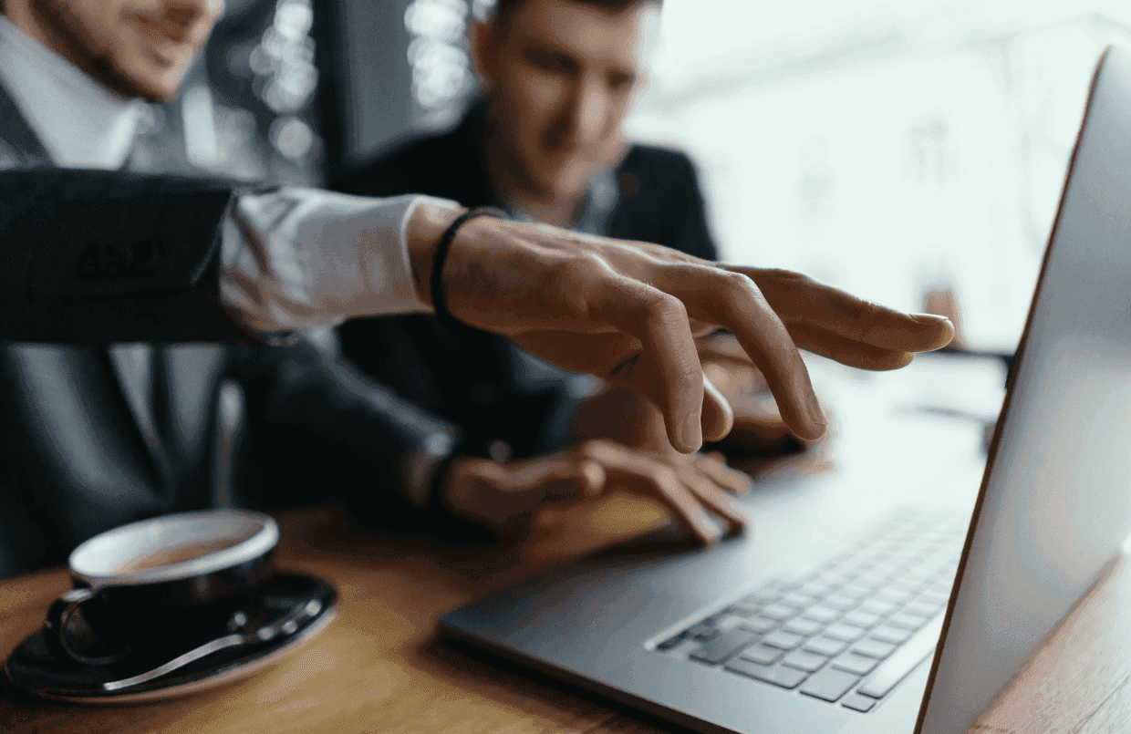 Consulente e venditore controllano la normativa ecommerce