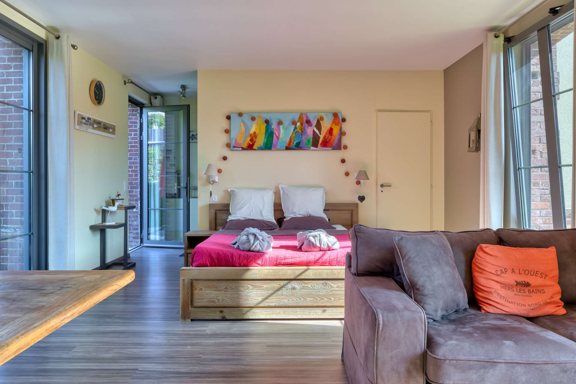 Chambre avec lit double et espace salon du gîte Étretat en Seine-Maritime