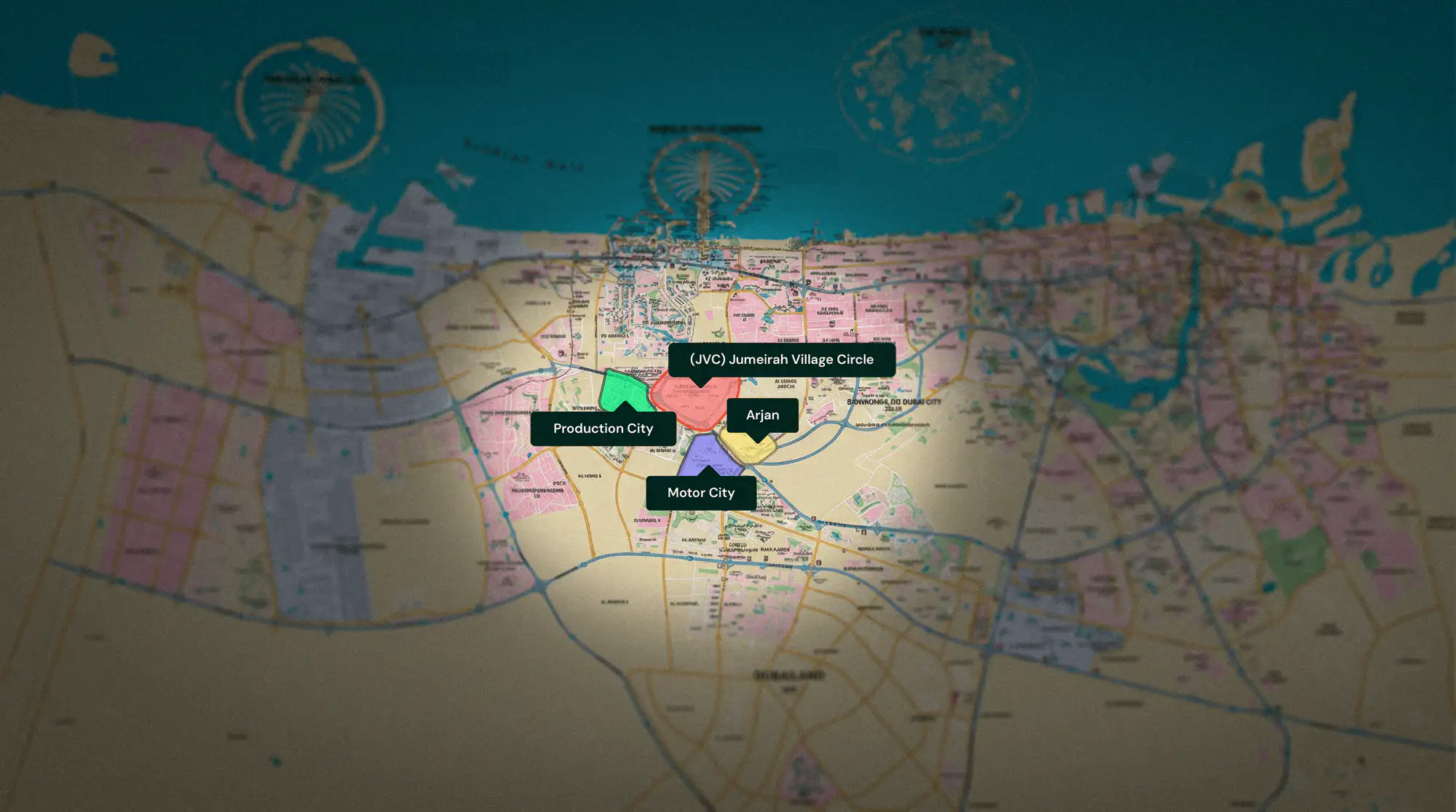 Mapa de Dubái destacando zonas residenciales como JVC, Arjan, Motor City y Production City para inversión inmobiliaria.
