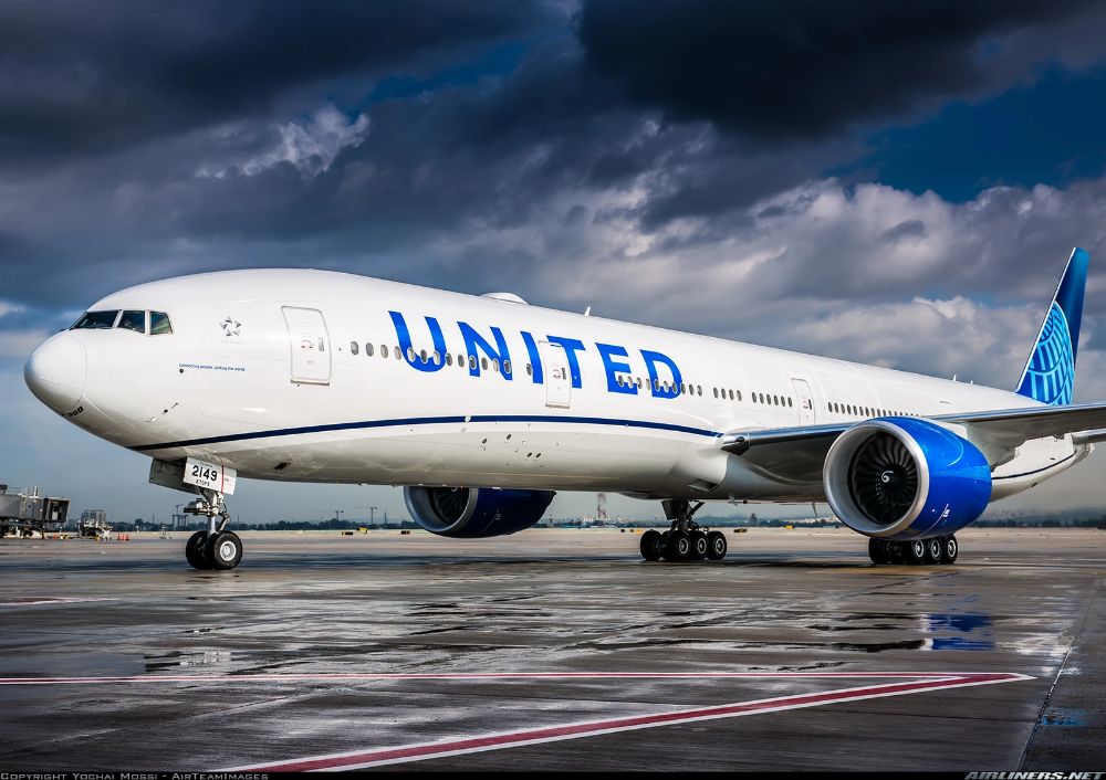 Avião da United Airlines estacionado em aeroporto.