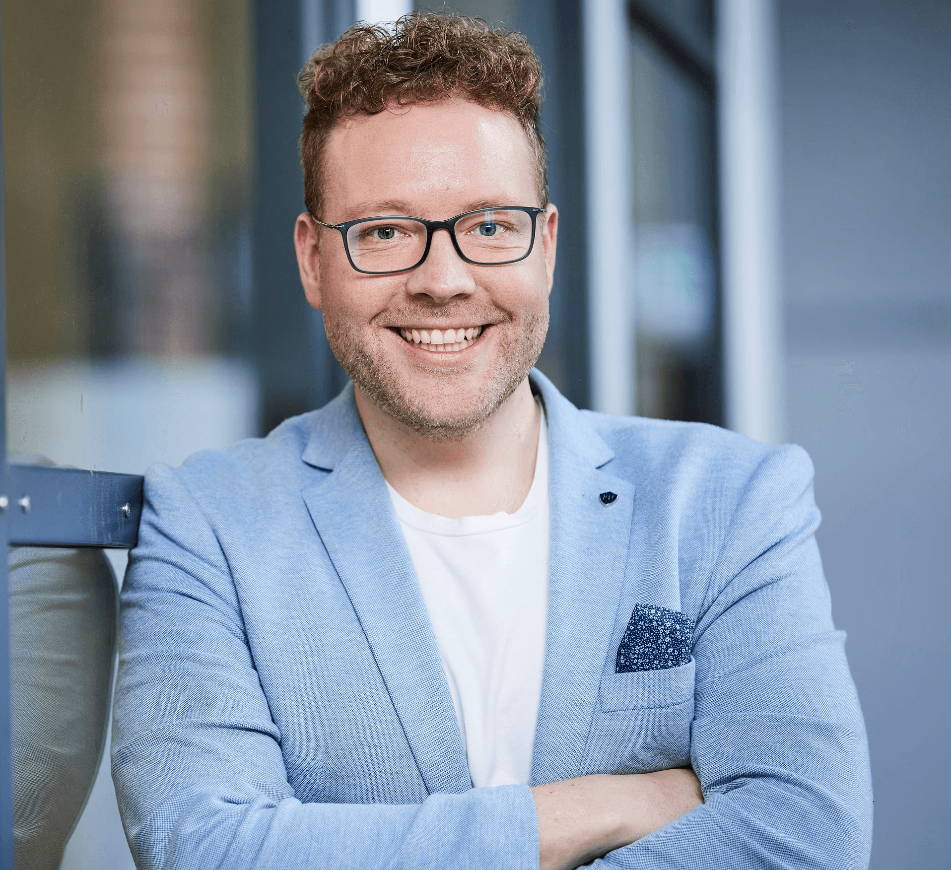 Portrait von Björn Frentrup, Gründer von Wohnvision, vor neutralem Hintergrund