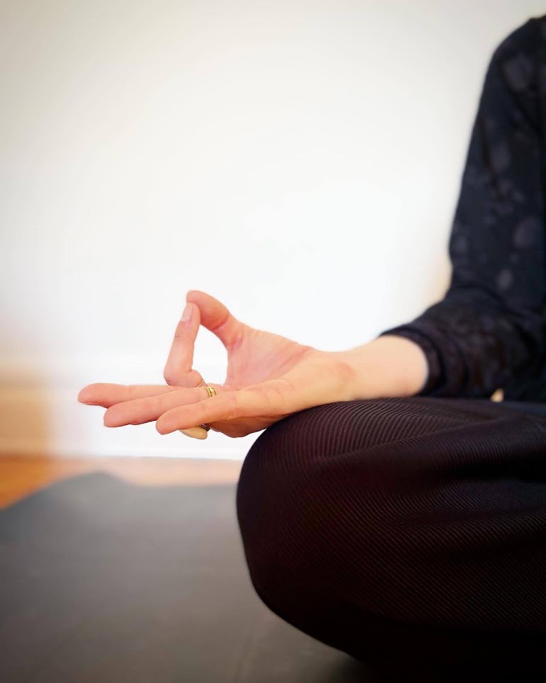 image en arrière plan de la section " des pratiques", position des doigts de la mains en gyan mudra, typique de la pratique du yoga.