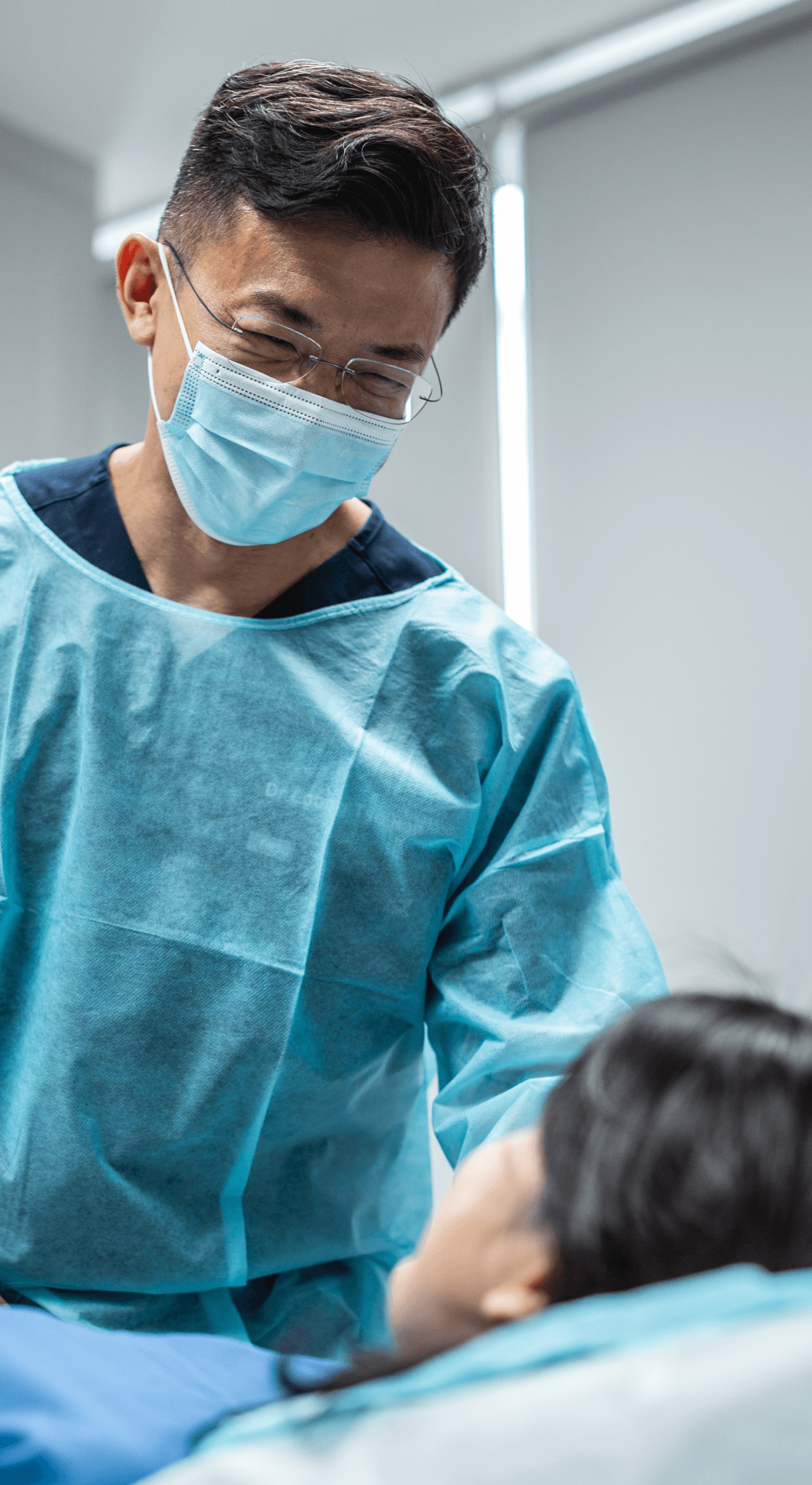 Dr Loong speaking to patient.