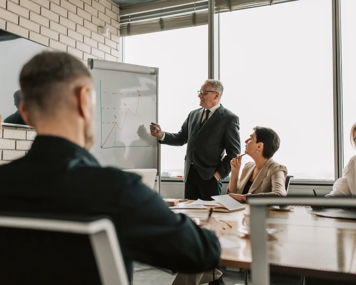 Personas discutiendo sobre lo que es CRO en agencia Shopify Experts México