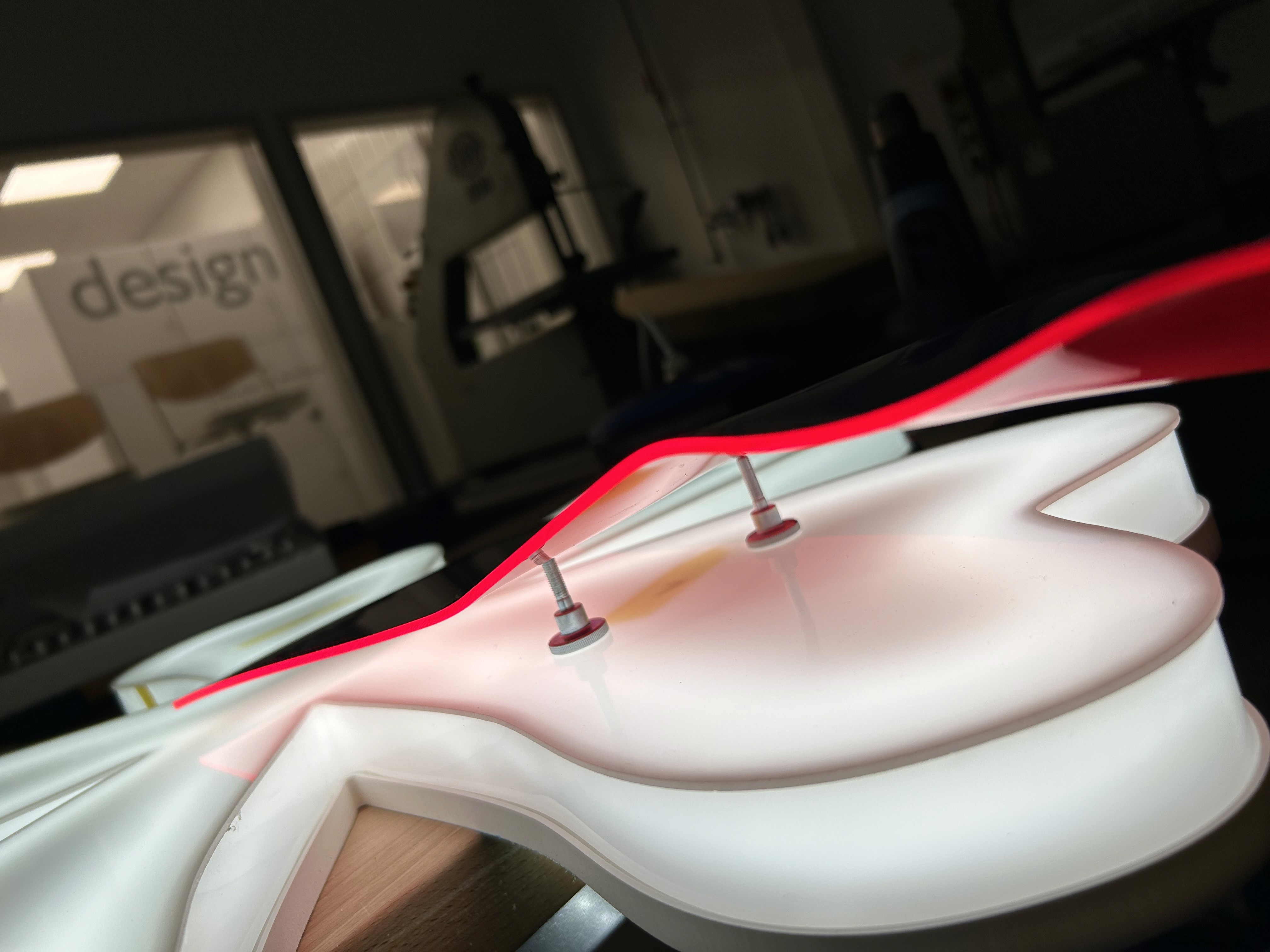 Leuchtende Lichtwerbung an einem Gebäude, LED-Schilder und Neonlogos strahlen in der Nacht