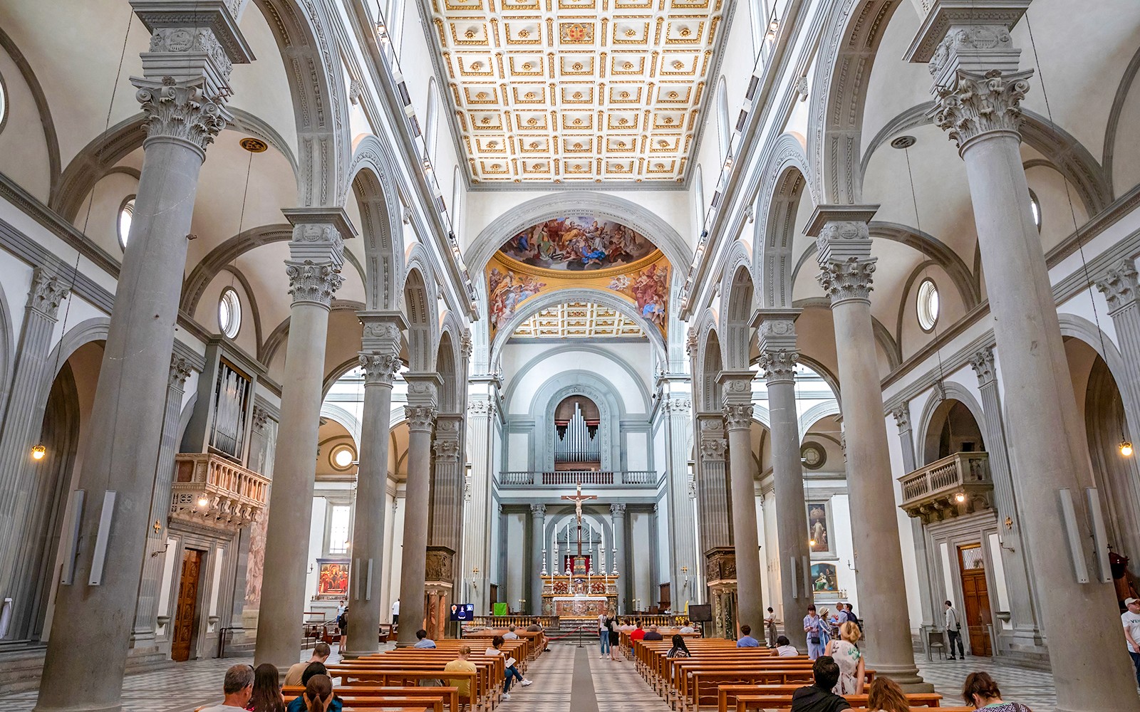 佛罗伦萨的一座宏伟大教堂的内部,配有装饰华丽的柱子和天花板。