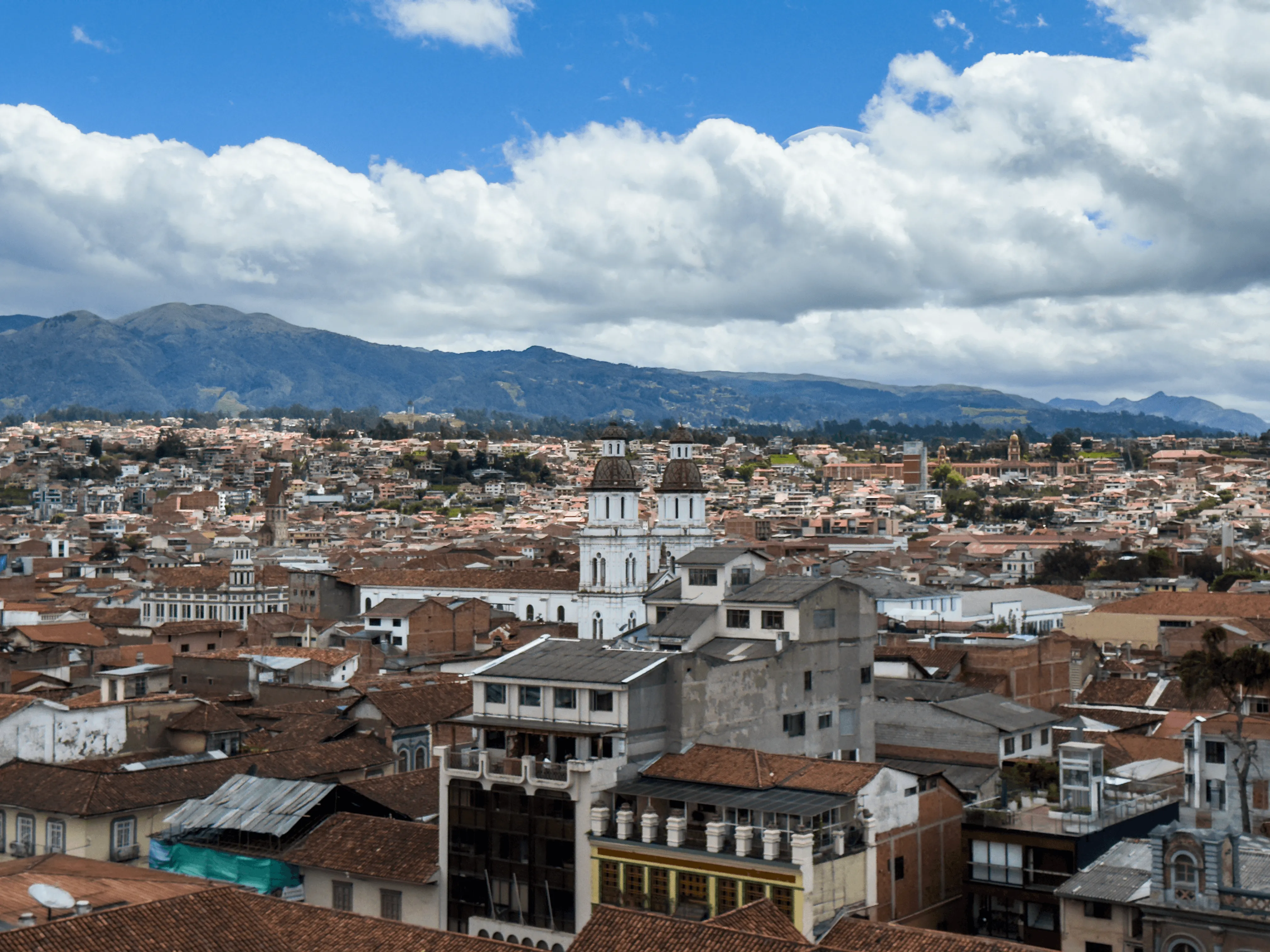 Vue panoramique de Cuenca du toit de la cathédrale