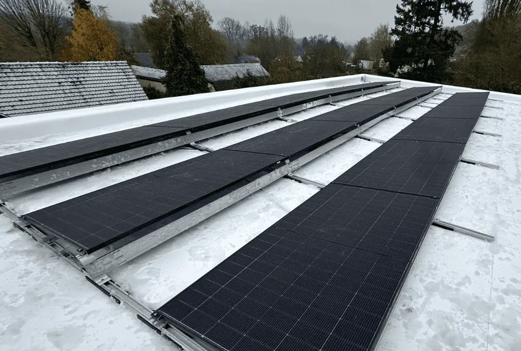 Photo d'un toit enneigé d'une maison en à Choisy-au-Bac équipée de panneaux photovoltaïques dont l'installation a été faite par Solarock.