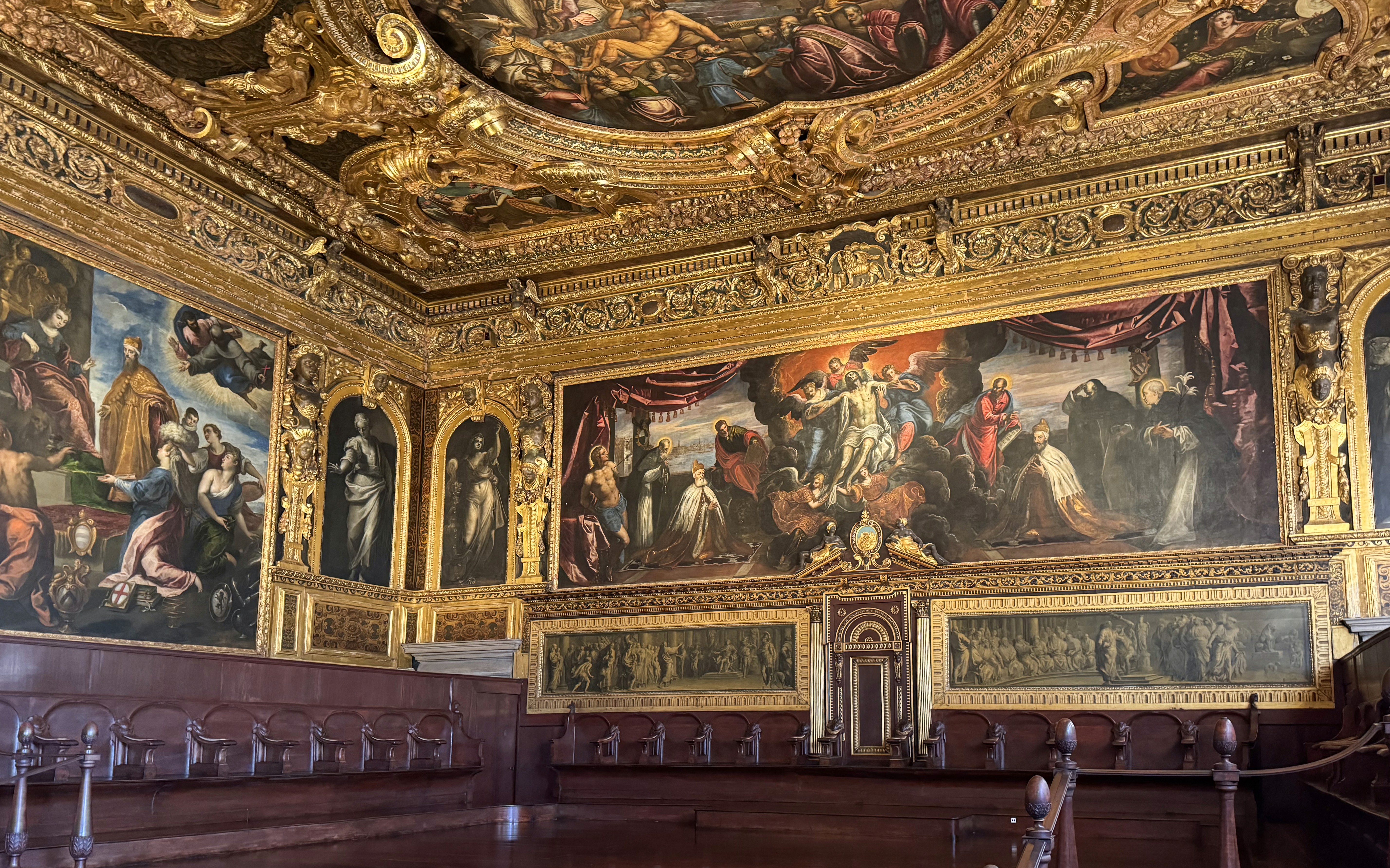 Interni di Palazzo Ducale con soffitto decorato e dipinti storici, Venezia.