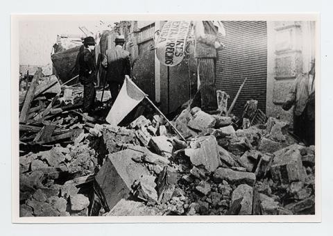 Comercio destruido tras terremoto de Chillán.