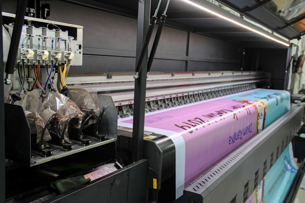 Großformatige digitale Rollendruckmaschine