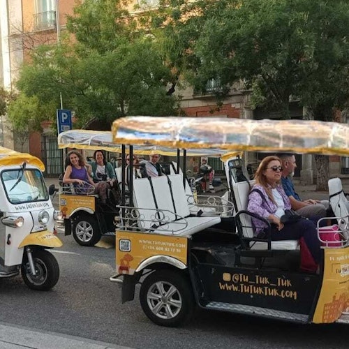 3 žuta tuk-tuka s kupcima koji uživaju