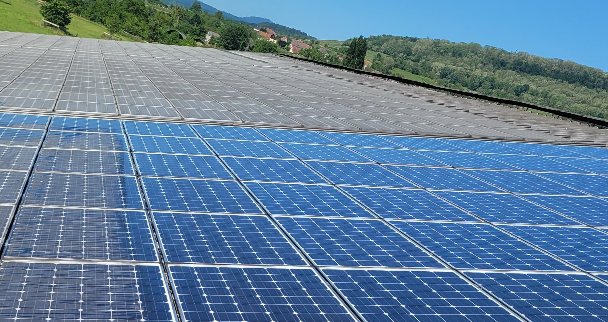 Panouri fotovoltaice murdare si panouri curatate cu robot