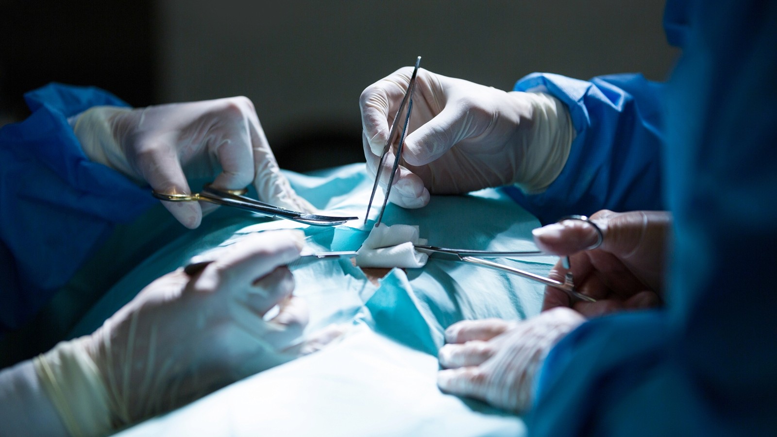 Cirurgiões conduzindo operação