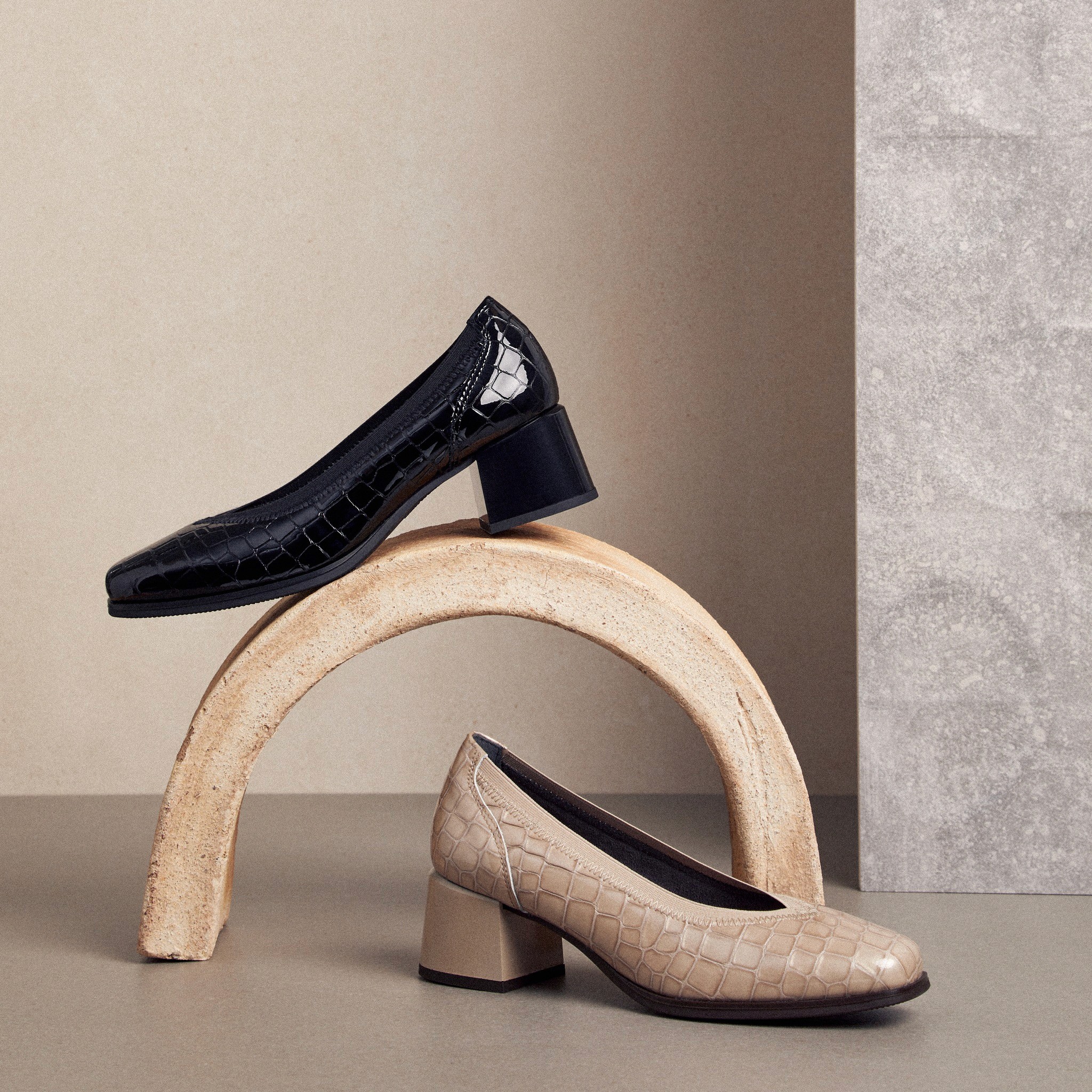 Torebka Anekke prezentowana przez modelkę w stylizowanej nocnej sesji, produkt z kolekcji przeznaczonej do sprzedaży hurtowej i współpracy z butikami w Polsce