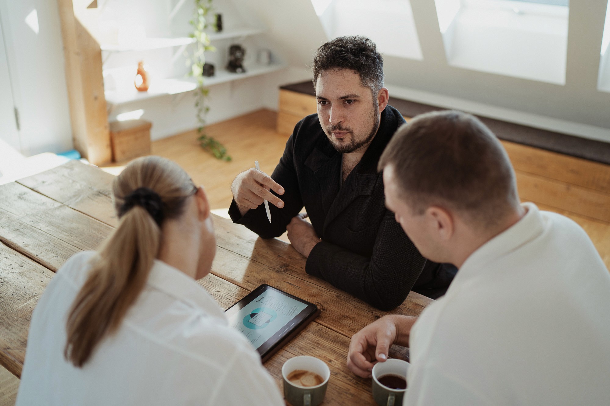Startup founder and StoryOS strategist discussing clarity and positioning around a table