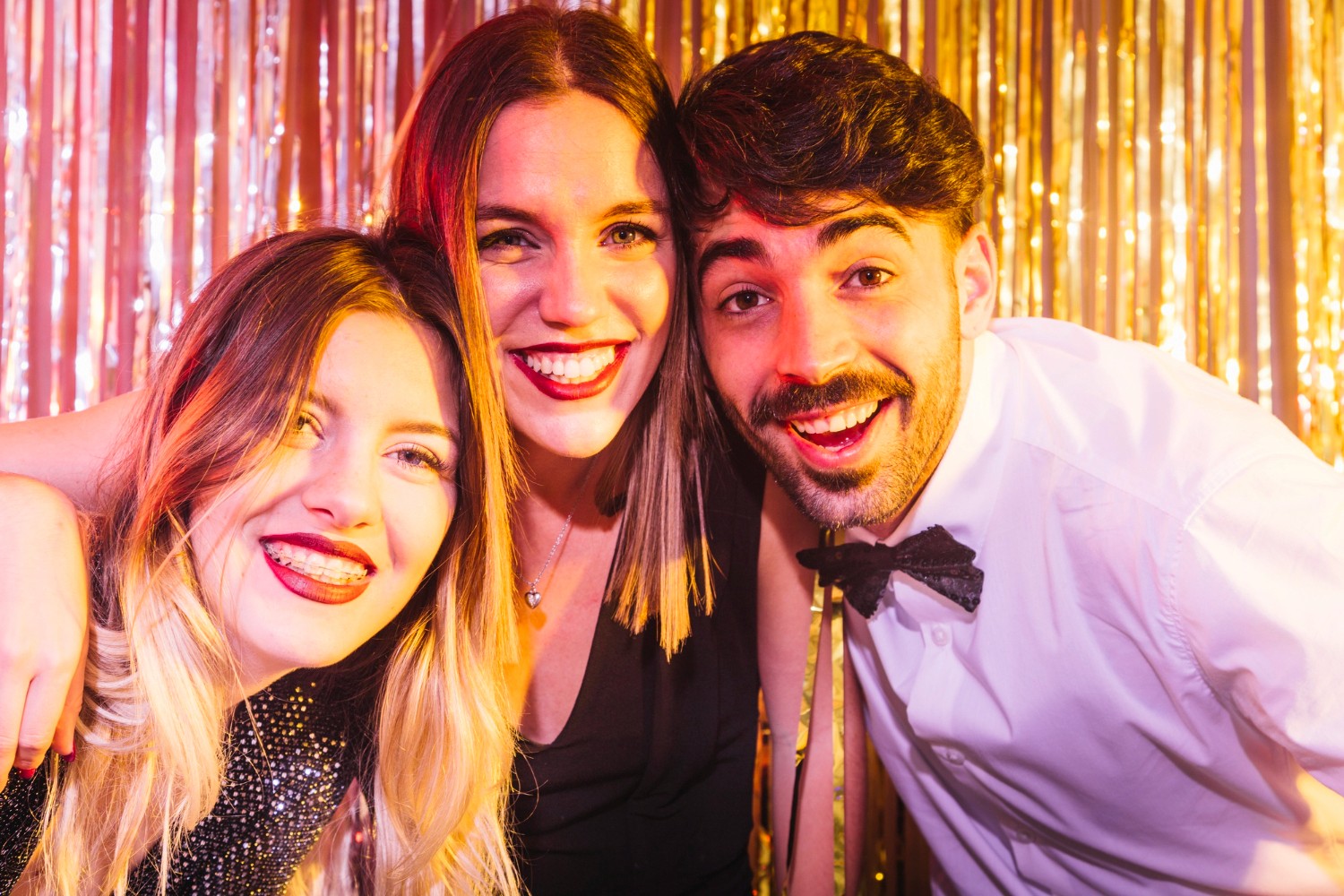 des amis posent devant un photobooth