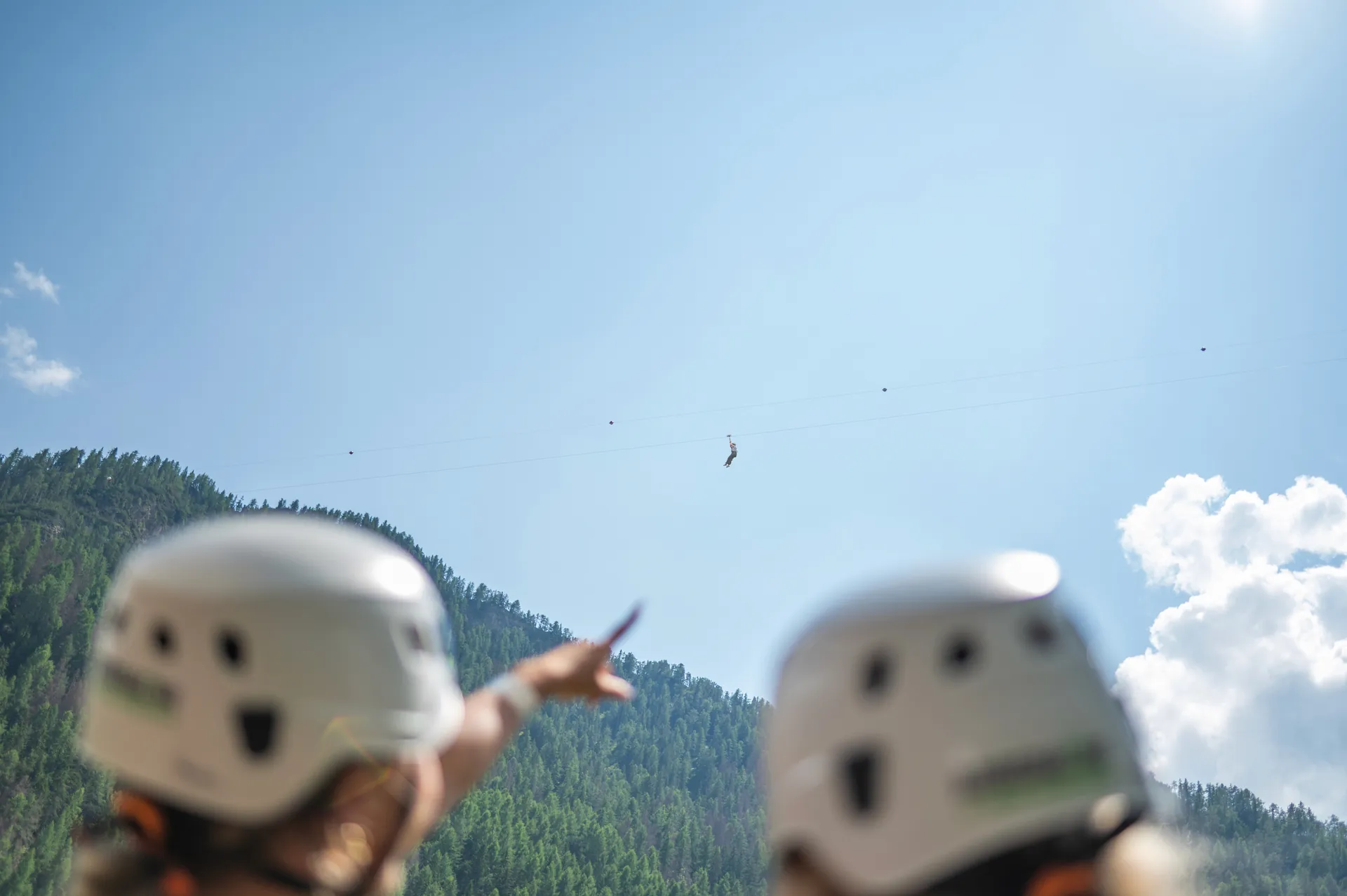 spettatori-osservano-zipline-dal-basso