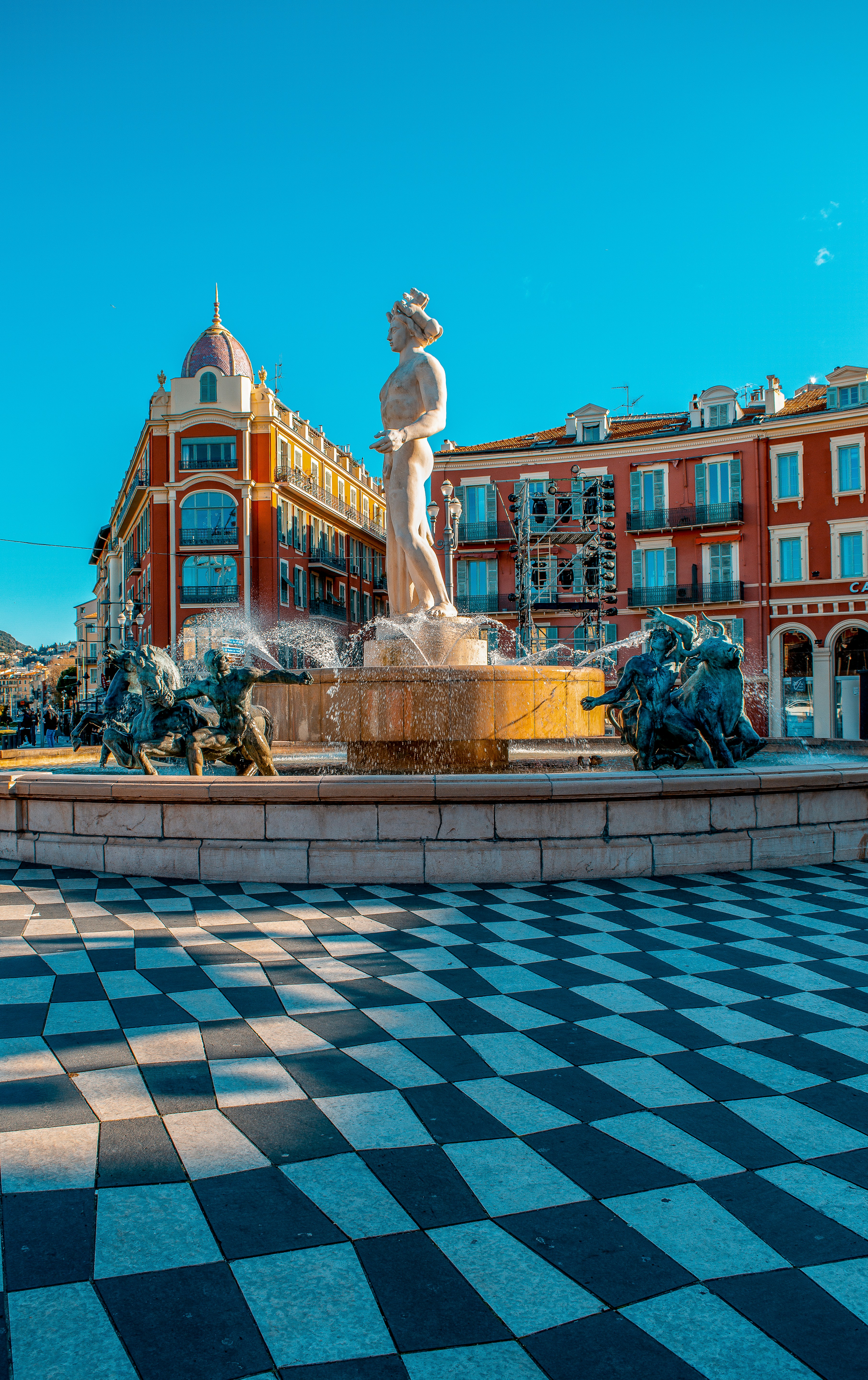 Vue de la Place Masséna à Nice, un lieu emblématique proche des appartements gérés par la conciergerie Croceo.