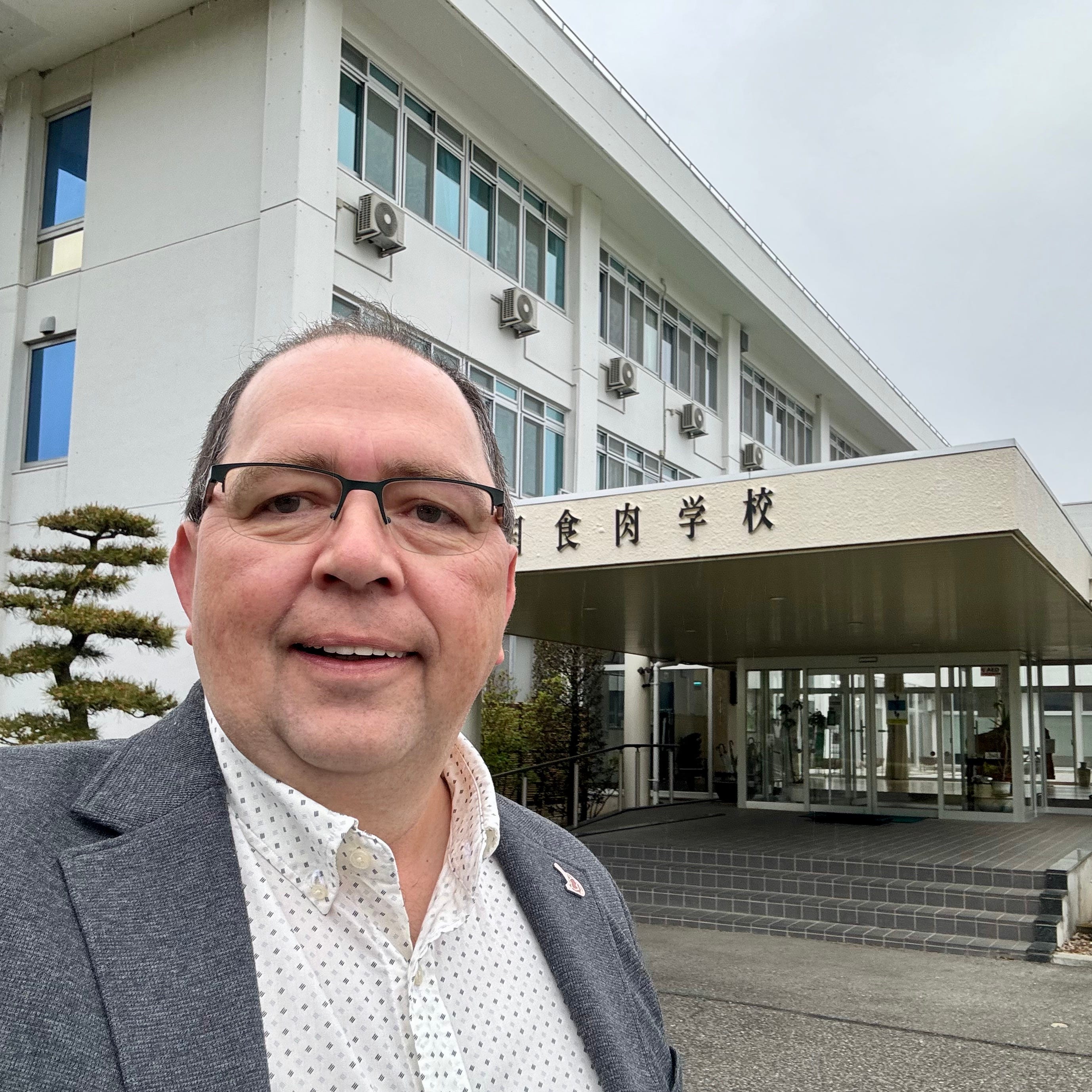 Ronny Paulusch vor der Federal Meat Academy in Gunma, Japan