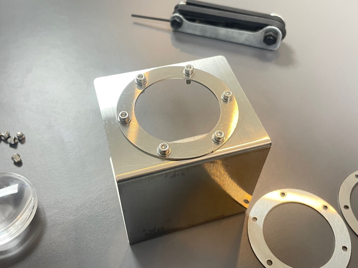 금속 격자 프레임의 개방감을 담은 ‘비례의 틈’ 설치 뷰 06 – Studio Underscore 오브제 디자인