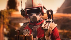 Gros plan sur un personnage d’ARC Raiders PC en armure rouge avec casque futuriste, bras mécanique et antenne, dans un décor extérieur flou.