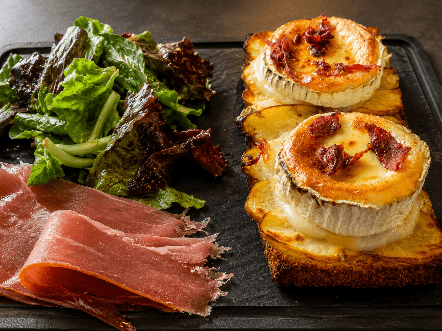 Tartine chèvre miel avec noix, pommes de terre et jambon sec