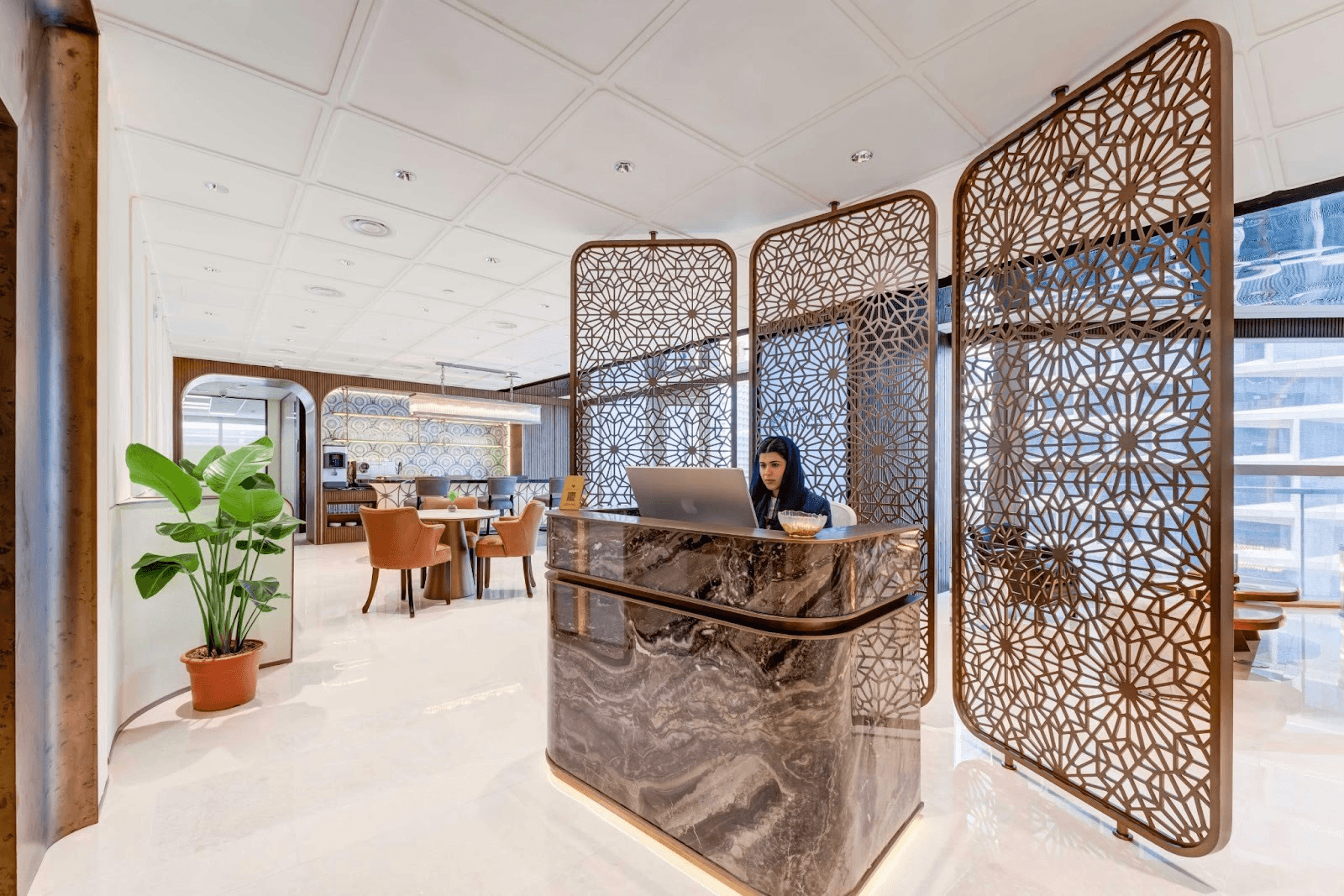 تظهر امرأة في مكتب استقبال مُستعدة للرد على استفسارات حجز الاسم التجاري.