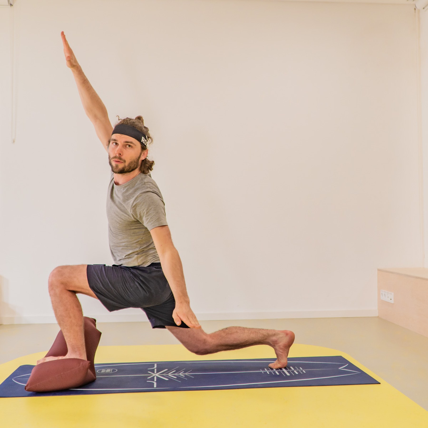 Bodyweight exercise with the BOLSTair, Tobi Deckert's own inflatable training cushion — shortly before a take it gets the whole musculature evenly supplied with blood