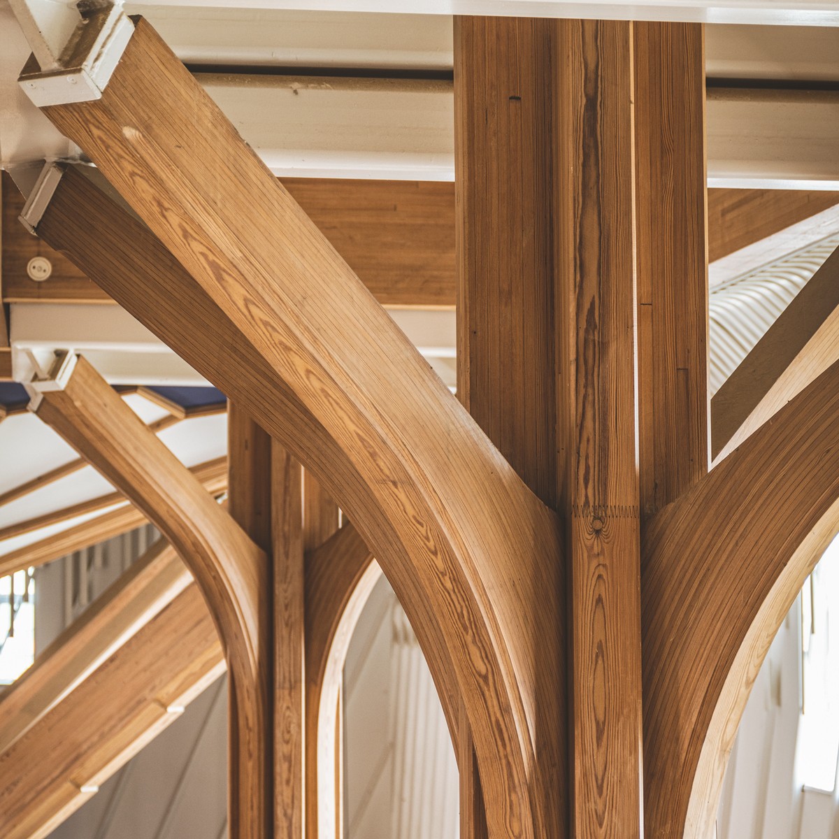 Елемент дерев'яної колони в реставрованому будинку