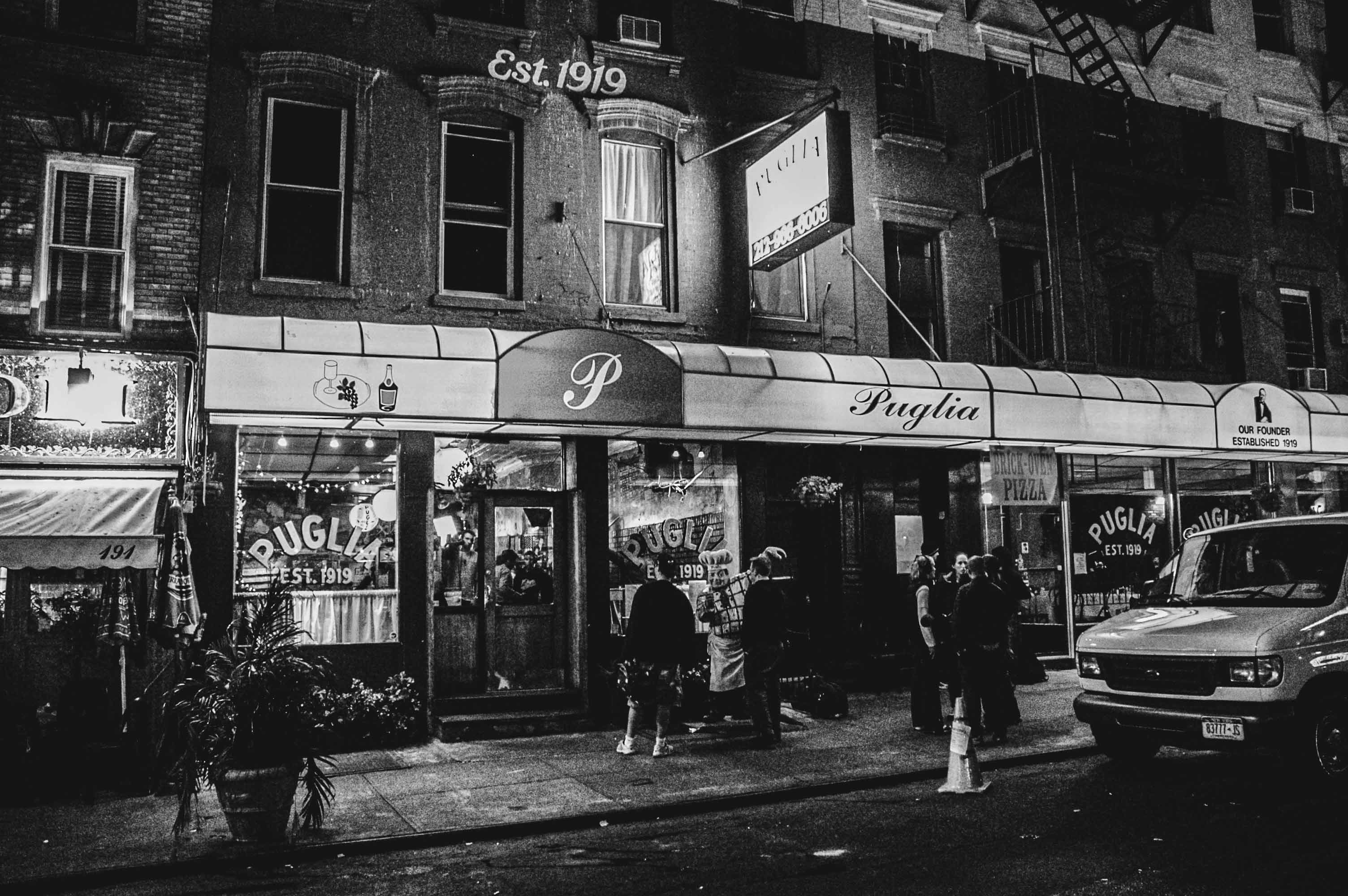 Authentische Straßenszene in New York, dokumentarische Schwarz-Weiß-Fotografie von Patrick Kirschhofer.