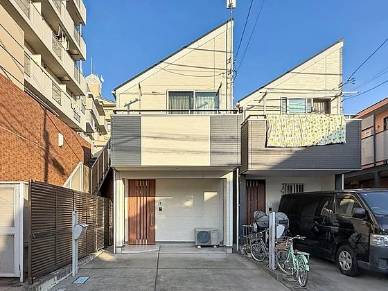 外観・対象は中央の建物