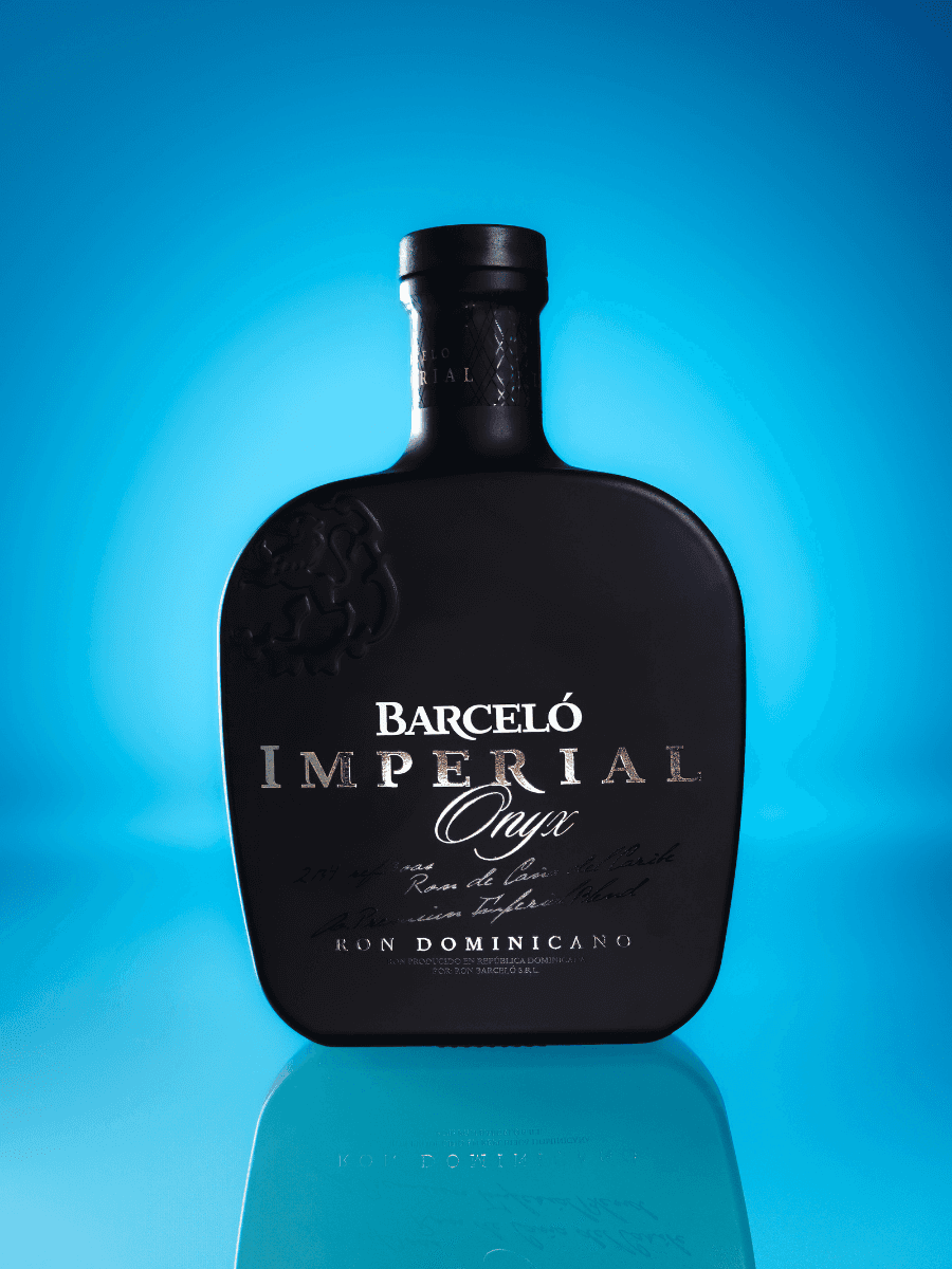 Trois bougies artisanales de Noël présentées sur fond marbré, photographie produit professionnelle en lumière contrôlée pour e-commerce et catalogue en Suisse.