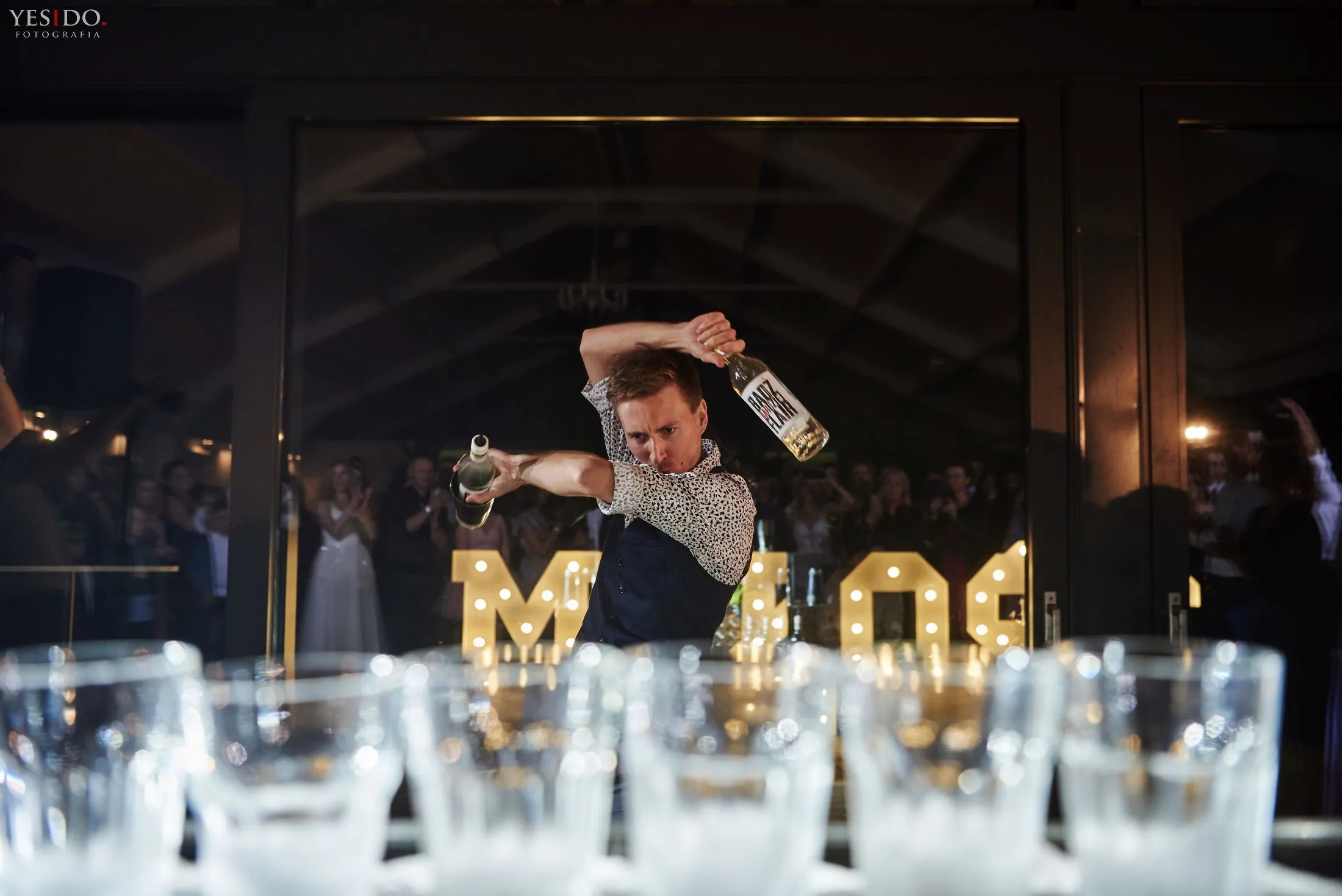 barman na wesele wicemistrz polski flair filip ciszkowski wykonuje pokaz barmanski na weselu