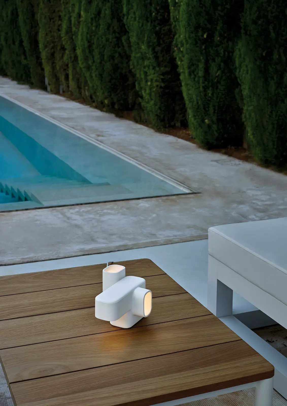 Lámpara Habitat de LZF en terraza con piscina