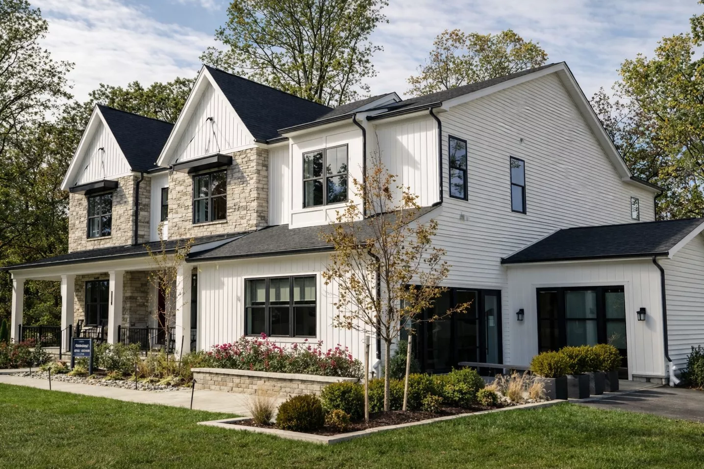 Home selling comparison showing online sale versus traditional real estate agent