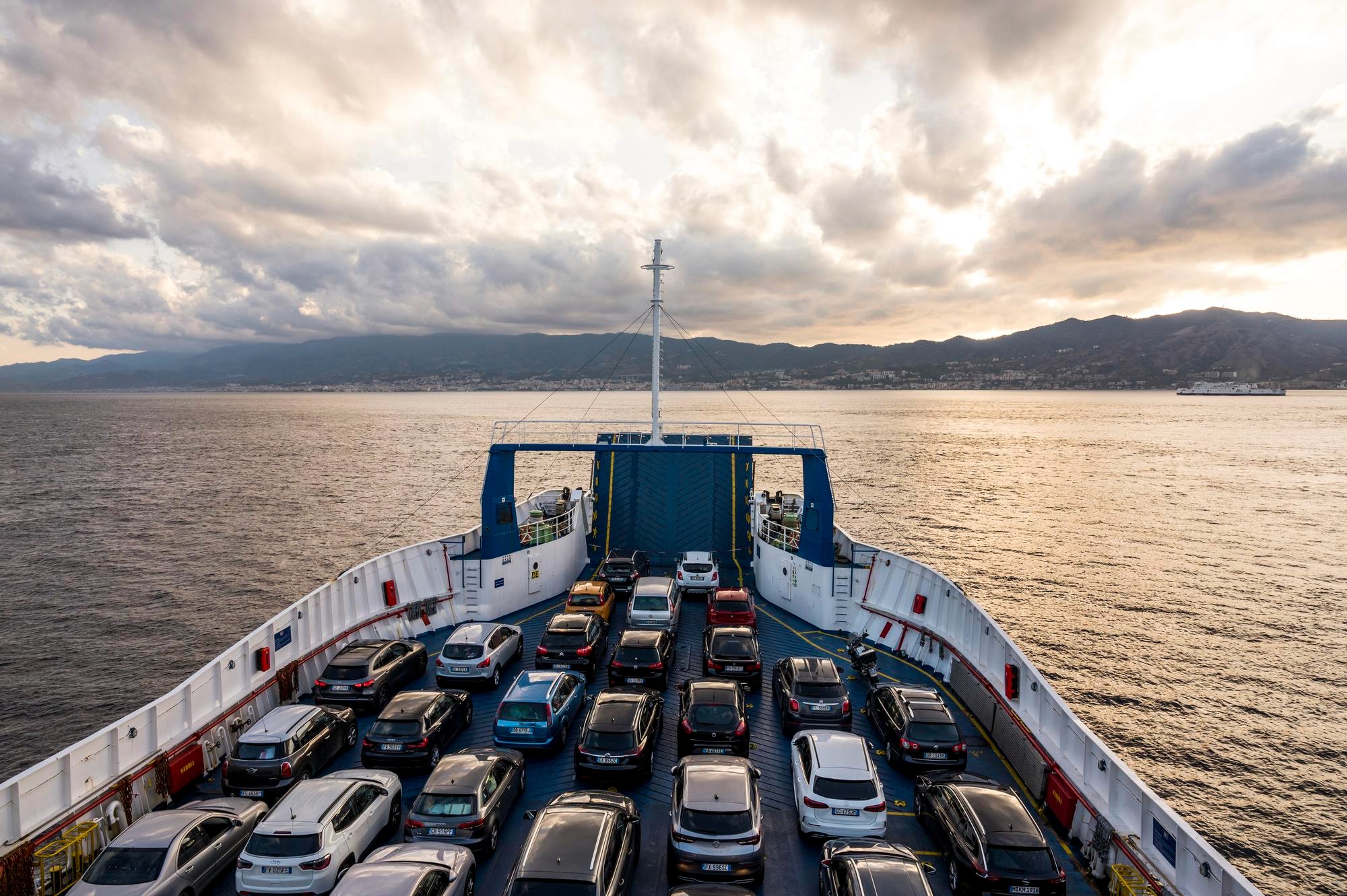 Autos werden auf einem Schiff über das Meer transportiert