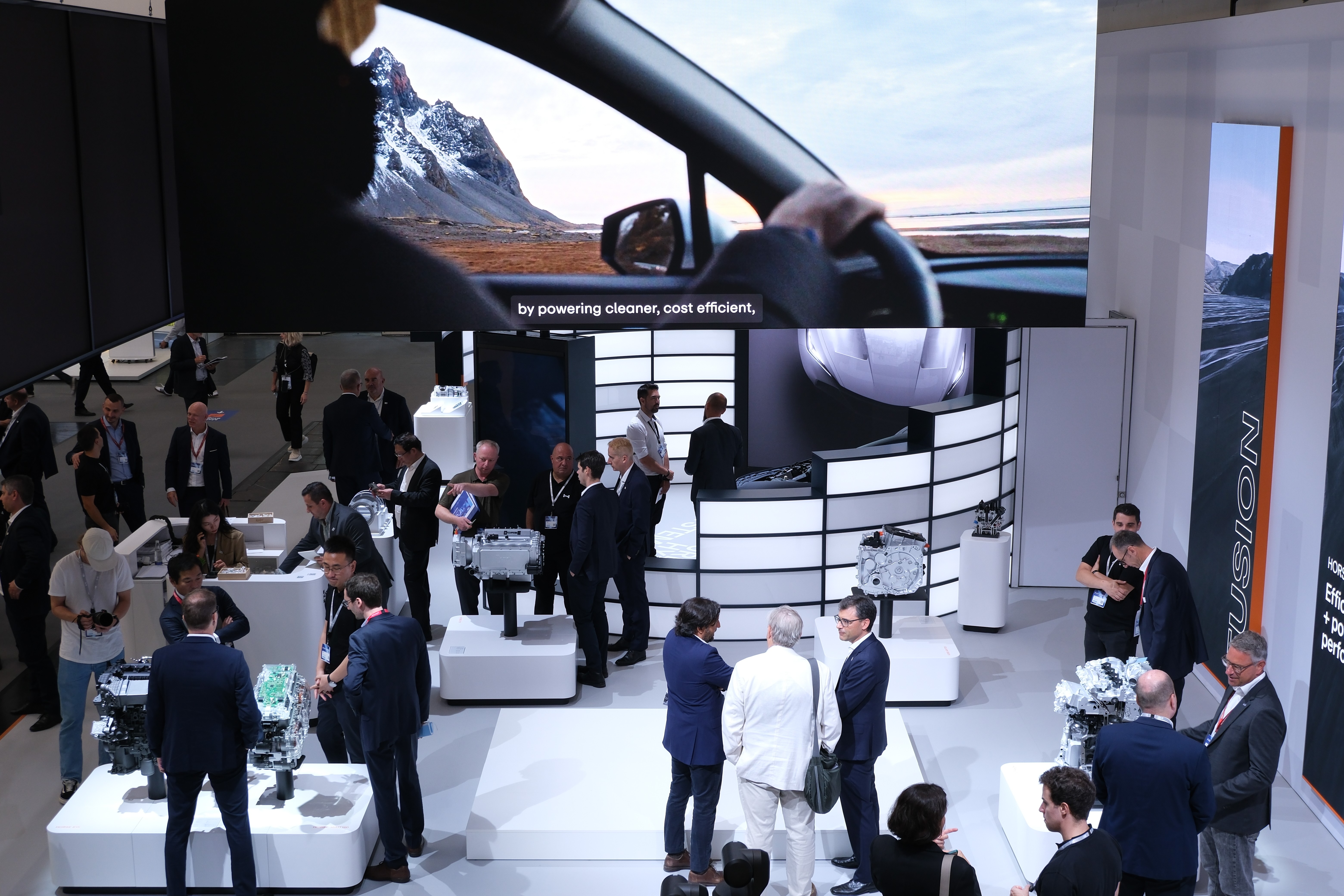 Visningsrum fyllt med människor