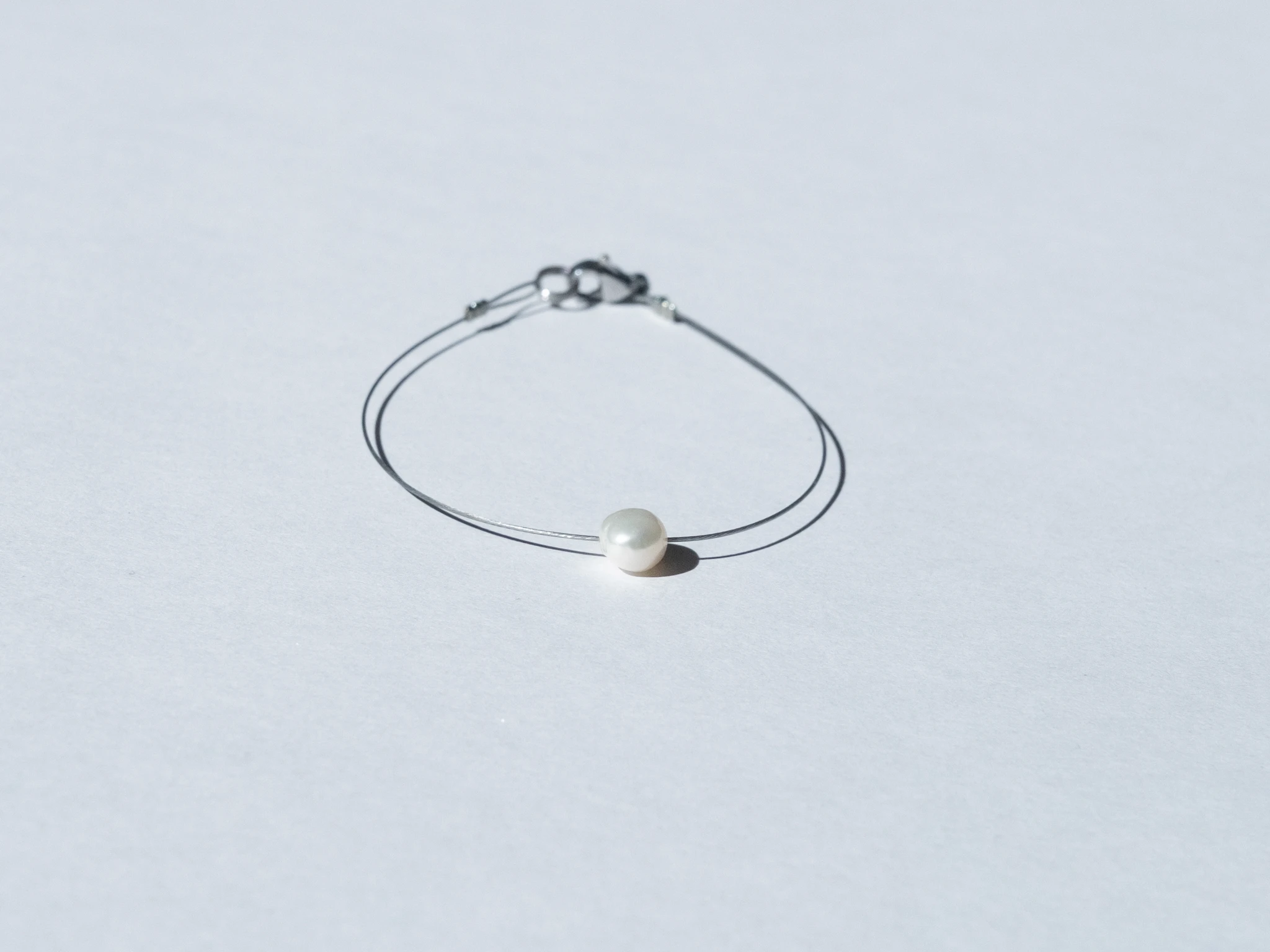 Bransoletka Pearl 01 z perłą hodowlaną w zbliżeniu.